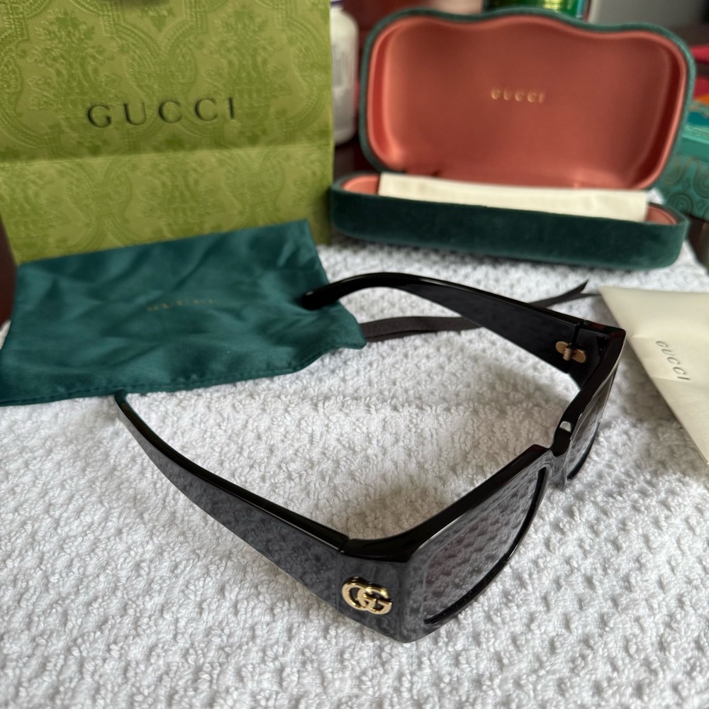 Gucci Black Logo Accent Women's Sunglasses